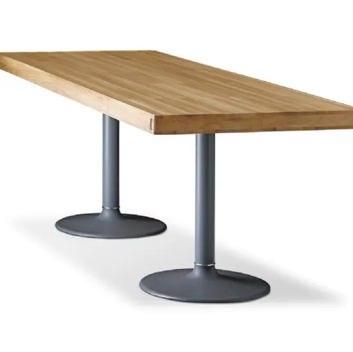 Tavolo Table Pieds Corolle con piano in legno di noce naturale e base in ghisa di Cassina
