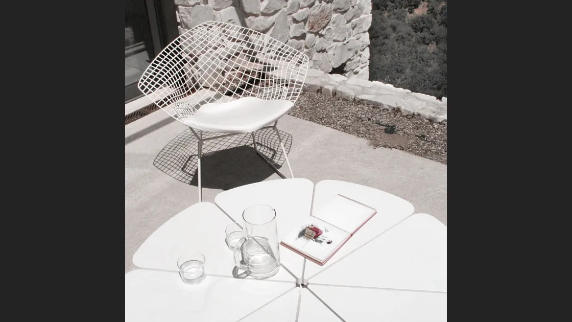 Tavolino da giardino Petal Coffee Table in nylon e metallo di Knoll