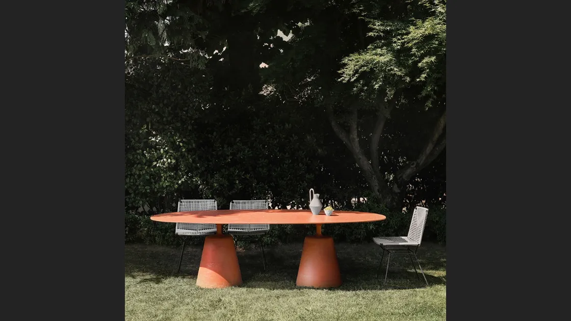 Tavolo ovale in cemento Rock Table di MDF Italia